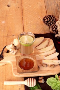 Zencefil su ot ve bal ile taze zencefil.