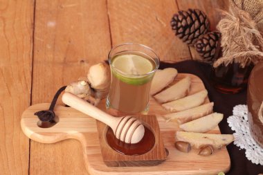 Zencefil su ot ve bal ile taze zencefil.