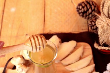 Zencefil su ot ve bal ile taze zencefil.