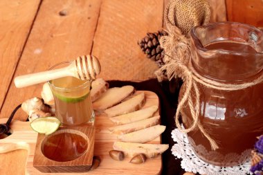 Zencefil su ot ve bal ile taze zencefil.