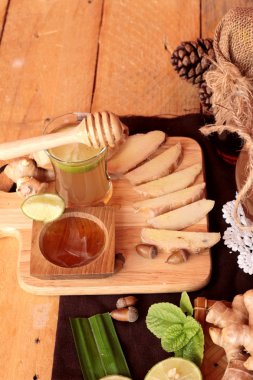 Zencefil su ot ve bal ile taze zencefil.