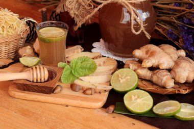 Zencefil su ot ve bal ile taze zencefil.