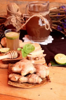 Zencefil su ot ve bal ile taze zencefil.