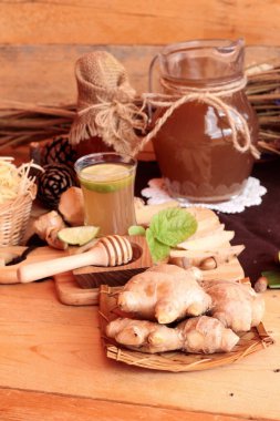 Zencefil su ot ve bal ile taze zencefil.