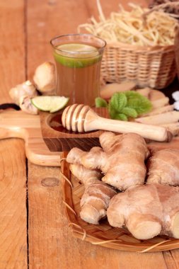 Zencefil su ot ve bal ile taze zencefil.