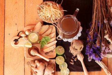 Zencefil su ot ve bal ile taze zencefil.