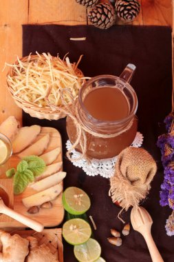 Zencefil su ot ve bal ile taze zencefil.