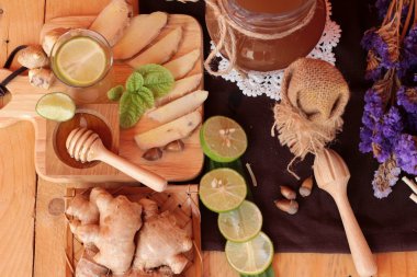 Zencefil su ot ve bal ile taze zencefil.