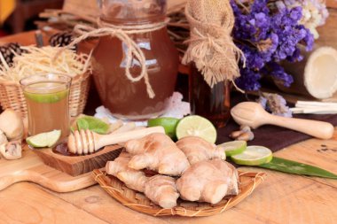 Zencefil su ot ve bal ile taze zencefil.