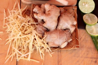 Zencefil su ot ve bal ile taze zencefil.