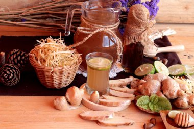 Zencefil su ot ve bal ile taze zencefil.