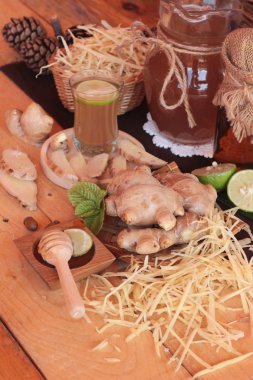 Zencefil su ot ve bal ile taze zencefil.