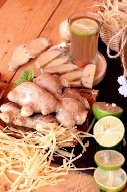 Zencefil su ot ve bal ile taze zencefil.