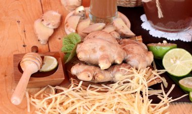 Zencefil su ot ve bal ile taze zencefil.