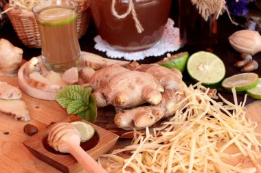 Zencefil su ot ve bal ile taze zencefil.