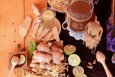 Zencefil su ot ve bal ile taze zencefil.