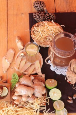 Zencefil su ot ve bal ile taze zencefil.