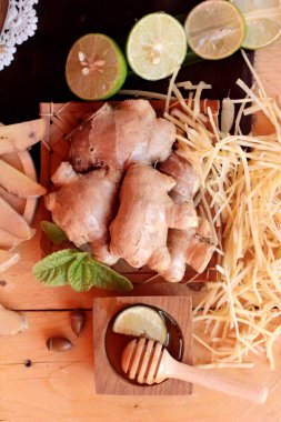 Zencefil su ot ve bal ile taze zencefil.