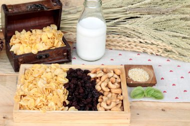 Frenk üzümü kurutulmuş meyve, kaju fıstığı ve süt Mısır pul.