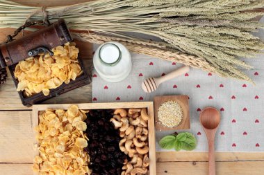 Frenk üzümü kurutulmuş meyve, kaju fıstığı ve süt Mısır pul.