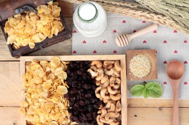 Frenk üzümü kurutulmuş meyve, kaju fıstığı ve süt Mısır pul.