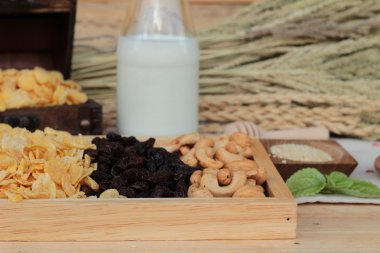 Frenk üzümü kurutulmuş meyve, kaju fıstığı ve süt Mısır pul.