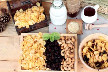 Frenk üzümü kurutulmuş meyve, kaju fıstığı ve süt Mısır pul.