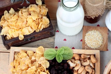 Frenk üzümü kurutulmuş meyve, kaju fıstığı ve süt Mısır pul.