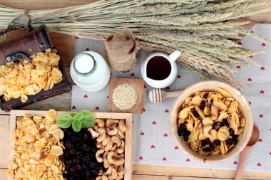 Frenk üzümü kurutulmuş meyve, kaju fıstığı ve süt Mısır pul.