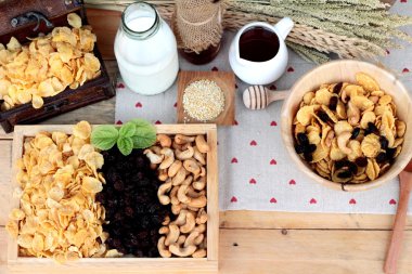 Frenk üzümü kurutulmuş meyve, kaju fıstığı ve süt Mısır pul.