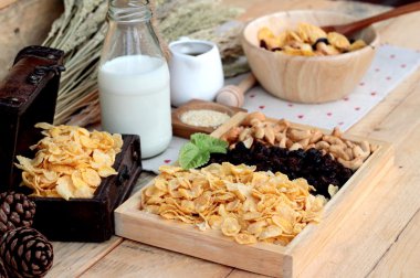 Frenk üzümü kurutulmuş meyve, kaju fıstığı ve süt Mısır pul.