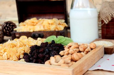 Frenk üzümü kurutulmuş meyve, kaju fıstığı ve süt Mısır pul.