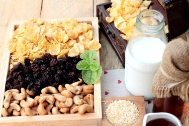 Frenk üzümü kurutulmuş meyve, kaju fıstığı ve süt Mısır pul.