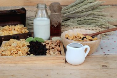 Frenk üzümü kurutulmuş meyve, kaju fıstığı ve süt Mısır pul.