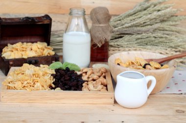 Frenk üzümü kurutulmuş meyve, kaju fıstığı ve süt Mısır pul.