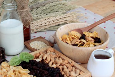 Frenk üzümü kurutulmuş meyve, kaju fıstığı ve süt Mısır pul.