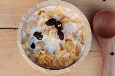 Frenk üzümü kurutulmuş meyve, kaju fıstığı ve süt Mısır pul.