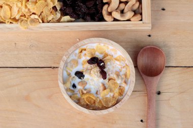 Frenk üzümü kurutulmuş meyve, kaju fıstığı ve süt Mısır pul.