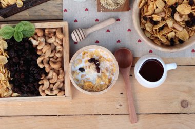 Frenk üzümü kurutulmuş meyve, kaju fıstığı ve süt Mısır pul.