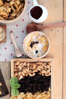 Frenk üzümü kurutulmuş meyve, kaju fıstığı ve süt Mısır pul.