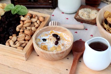 Frenk üzümü kurutulmuş meyve, kaju fıstığı ve süt Mısır pul.