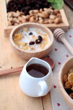 Frenk üzümü kurutulmuş meyve, kaju fıstığı ve süt Mısır pul.