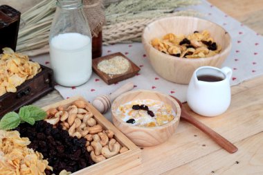 Frenk üzümü kurutulmuş meyve, kaju fıstığı ve süt Mısır pul.