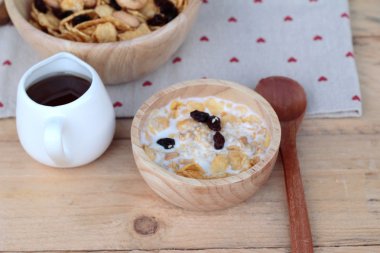 Frenk üzümü kurutulmuş meyve, kaju fıstığı ve süt Mısır pul.