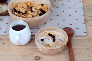 Frenk üzümü kurutulmuş meyve, kaju fıstığı ve süt Mısır pul.