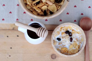 Frenk üzümü kurutulmuş meyve, kaju fıstığı ve süt Mısır pul.