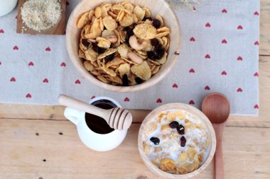 Frenk üzümü kurutulmuş meyve, kaju fıstığı ve süt Mısır pul.