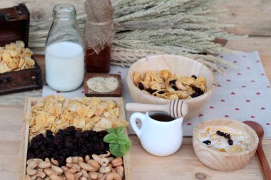 Frenk üzümü kurutulmuş meyve, kaju fıstığı ve süt Mısır pul.