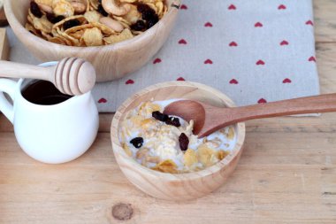 Frenk üzümü kurutulmuş meyve, kaju fıstığı ve süt Mısır pul.