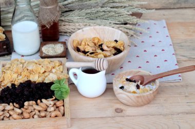 Frenk üzümü kurutulmuş meyve, kaju fıstığı ve süt Mısır pul.